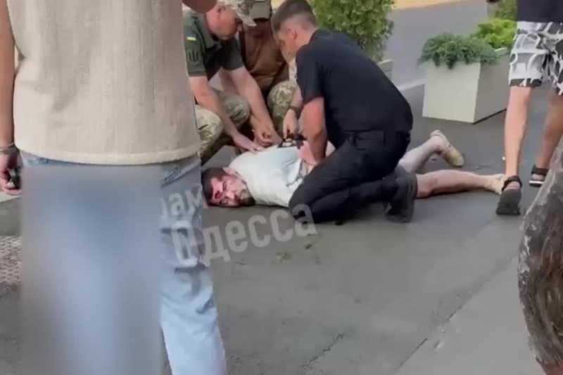 В Одессе убегающий от людоловов мужчина ударил ножом ТЦКашника