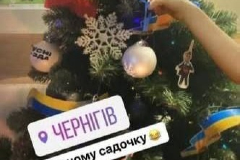 В детском саду Чернигова праздничную ёлку украсили картонками, на которых изображён горящий Кремль