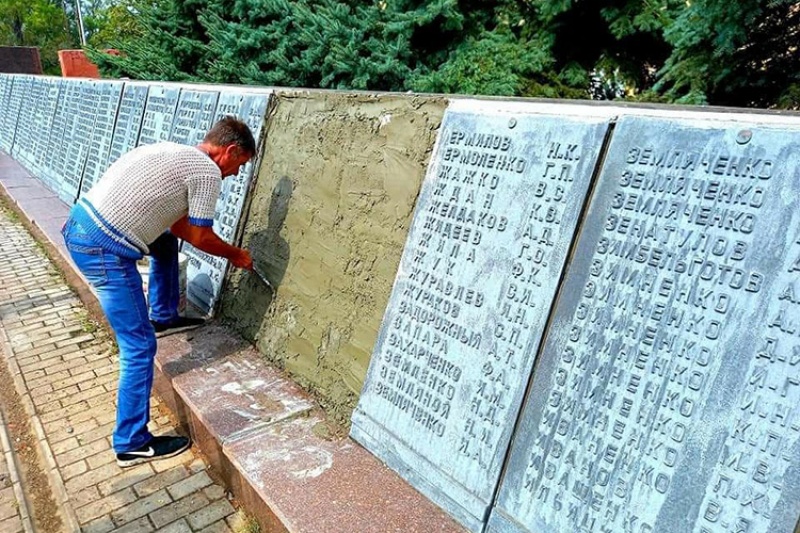 В Марганце похитили бронзовые плиты с мемориала героям ВОВ