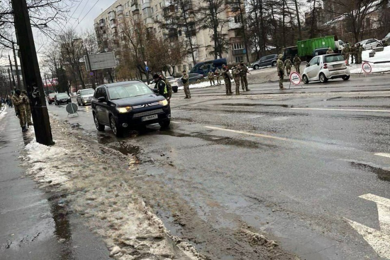 В Киеве наставили блокпосты и теперь всем проезжающим раздают там повестки