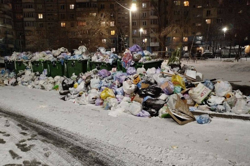 В Днепре вдобавок к отсутствию света и тепла начался мусорный коллапс