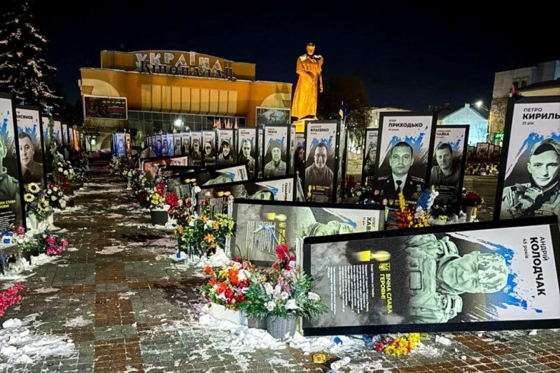 В Ровно женщина перекинула портреты погибших ВСУшников в центре города
