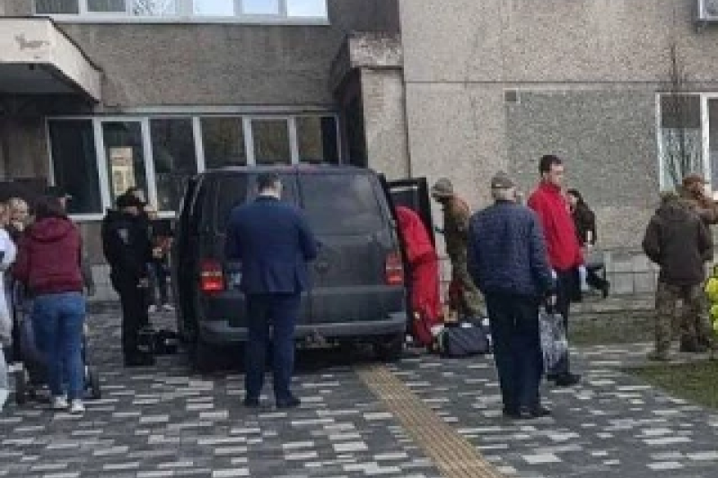 Во Львове инспектор таможни полоснул ножом по шее ТЦКашнику, тот скончался в скорой