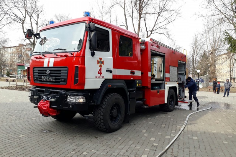 Рятувальники гасили пожежу та евакуйовували людей з другого поверху Центру «Зірка»