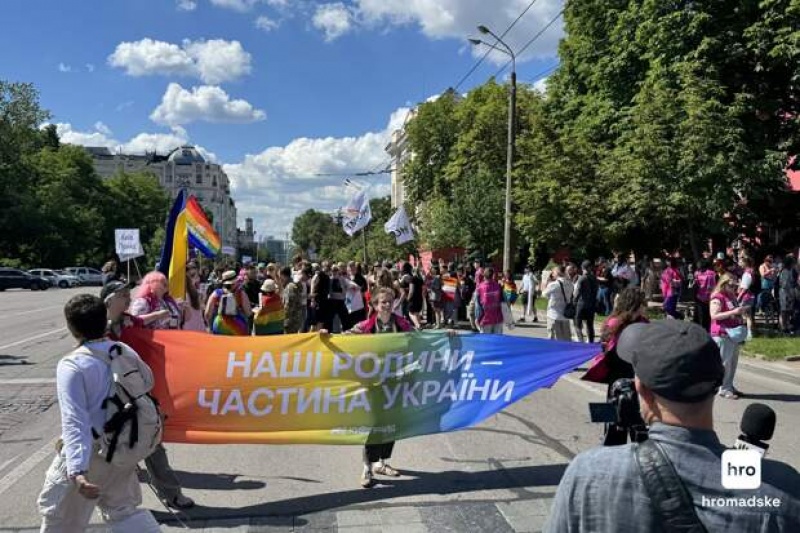 В Киеве прошёл очередной гей-парад, которому вышли противостоять разномастные нацисты