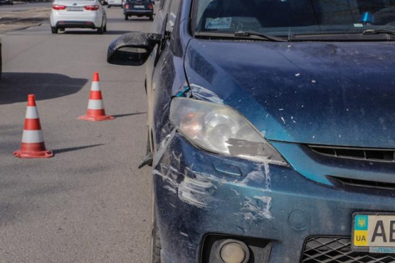 В Днепре разъяренная толпа задержала раздавившего женщину водителя