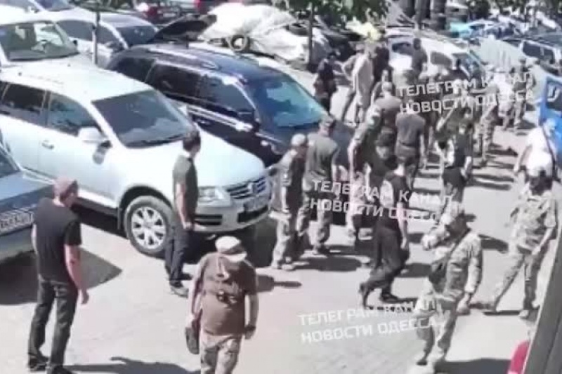 В Одессе ТЦКашные титушки в гражданском напали на СТО и избили её работников