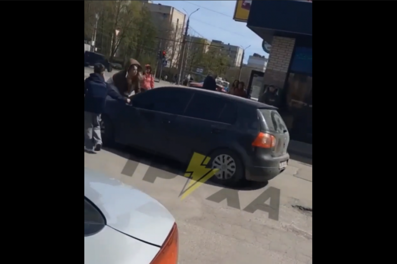 В Виннице женщина с битой вскочила на капот ТЦКашной машины, пытаясь спасти своего мужа