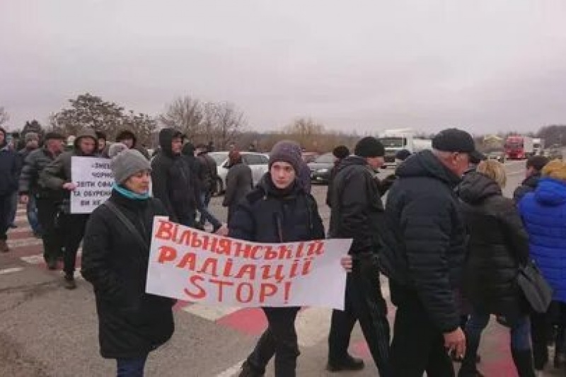 Под Запорожьем назревает бунт: сотни людей перекрыли трассу