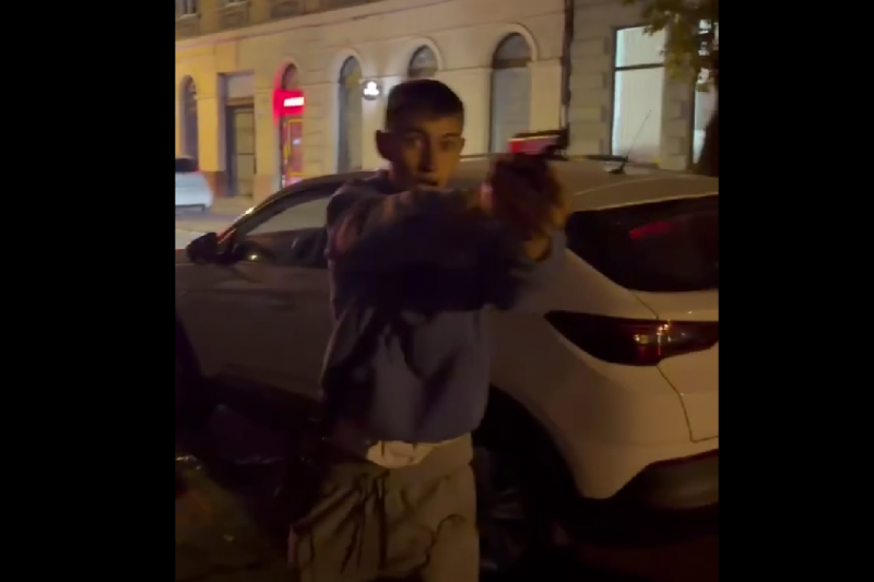 Во Львове малолетки угрожали пистолетом случайным прохожим