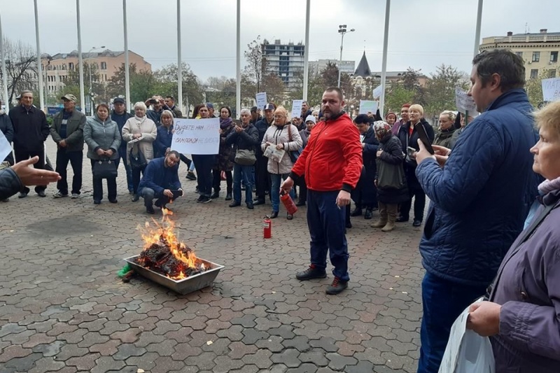 В Днепре под горсоветом прошёл митинг за справедливые тарифы на тепло