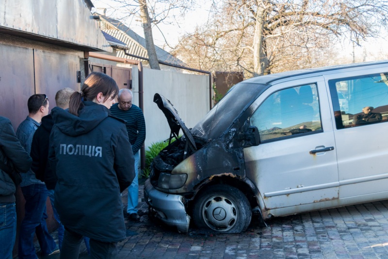 В Днепре на Добролюбова подожгли Mercedes Vito