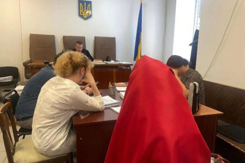 В Одессе суд осудил женщину, которая развернула в прошлом году флаг России, к психиатрическому лечению