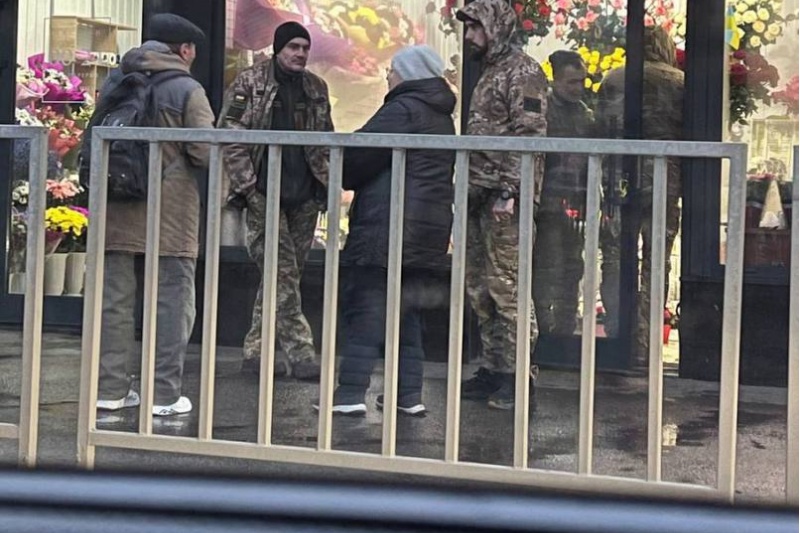 На 8 Марта ТЦКашники устроили возле цветочных магазинов засады на мужчин