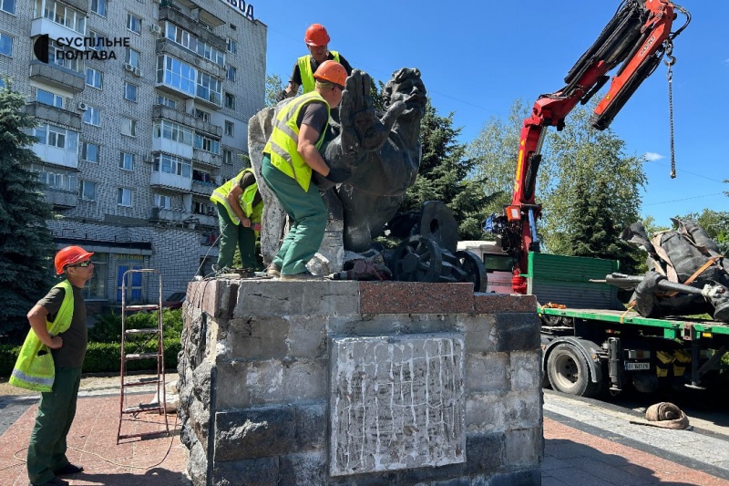 В Кременчуге снесли памятник Матросам Днепровской флотилии