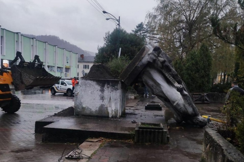 На Львовщине снесли памятник советским колхозникам