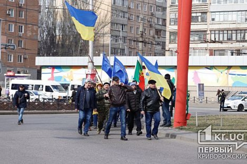 В Кривом Роге заводчане на проезжей части требовали честных выборов и чистого воздуха