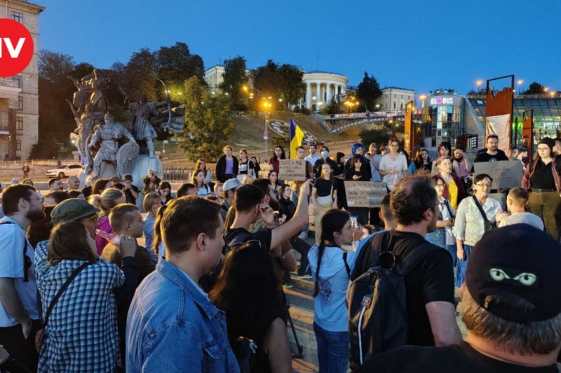 В Киеве вспыхнул стихийный митинг против закона об ужесточении наказаний за дезертирство и неповиновение командованию