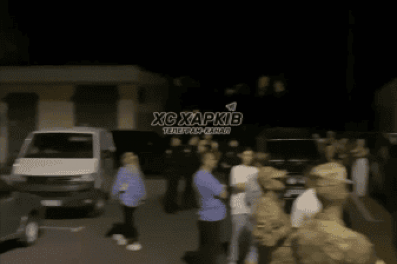 В одном из дворов Харькова жители вышли на протест против действий ТЦК