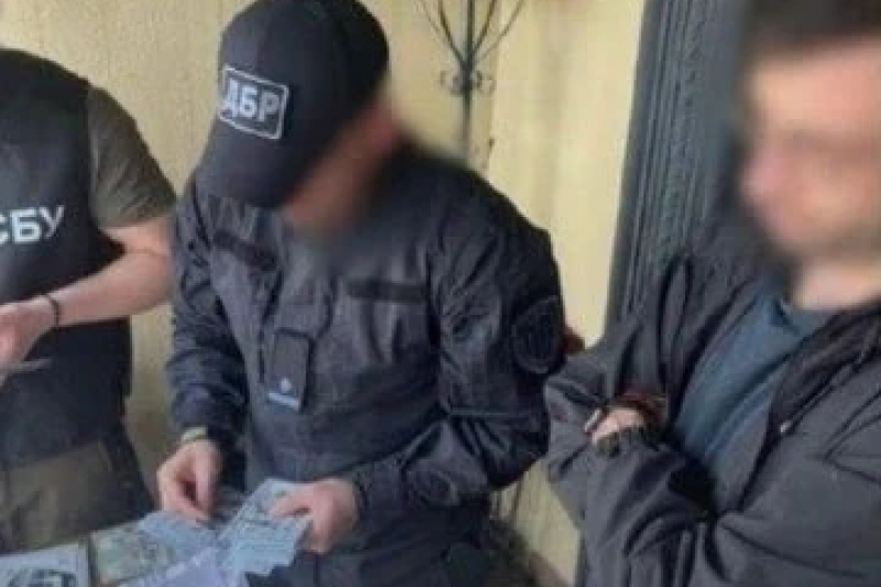 Во Львовской области задержали пограничника, который занимался вымогательством, распространял порнографию и хранил дома гранату