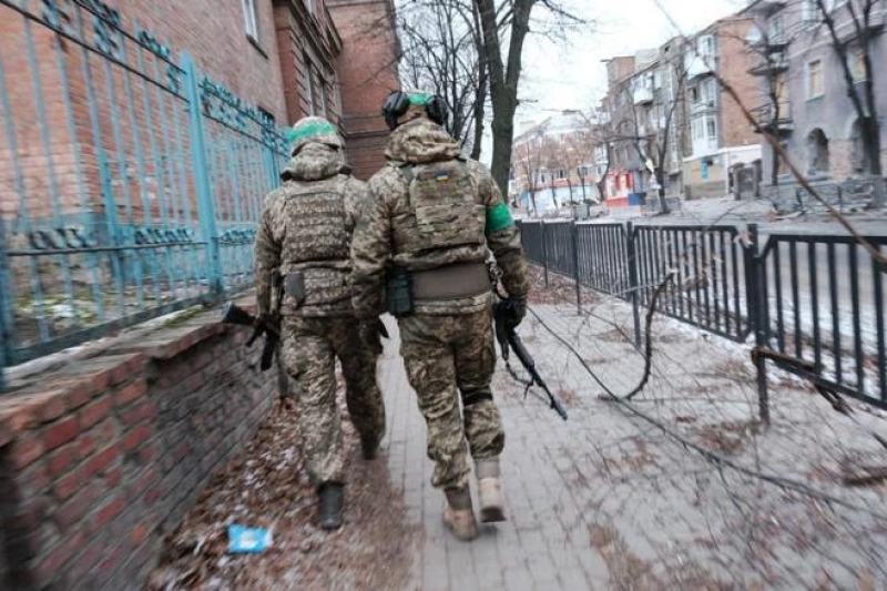 В Доброполье ВСУшники, угрожая расстрелами, мародёрят дома местных жителей