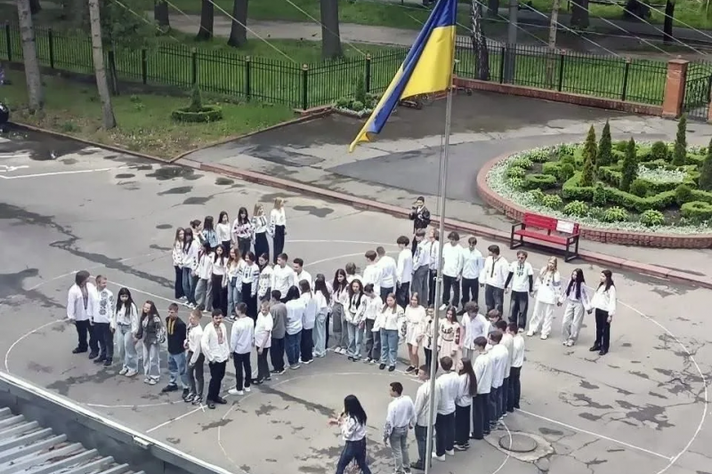Винницкие старшеклассники на день вышиванки сделали торжественное построение в виде свастики. Это так фашизма в Украине нет?