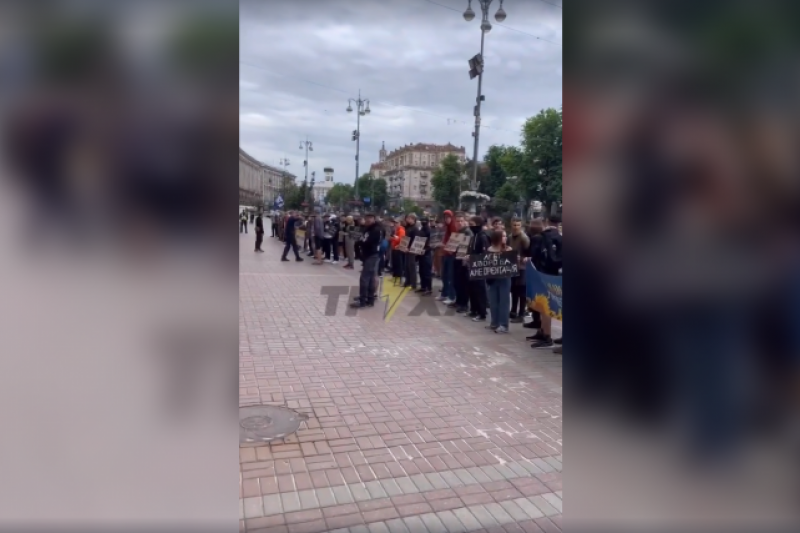 В Киеве под мэрией состоялся митинг против ЛГБТ-прайда