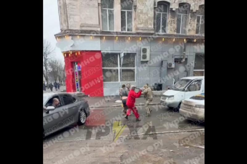 В Днепре водитель с монтировкой спас парня от ТЦК