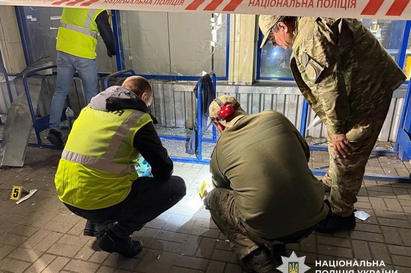 В Житомире мужчина взорвал возле супермаркета гранату – шестеро раненых