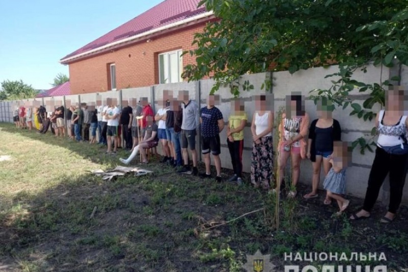 Сотни людей стали рабами: в Днепре и области насильно удерживали алко- и наркозависимых