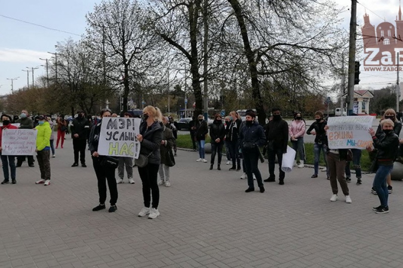 В Запорожье рыночники вышли с акцией протеста под стены мэрии