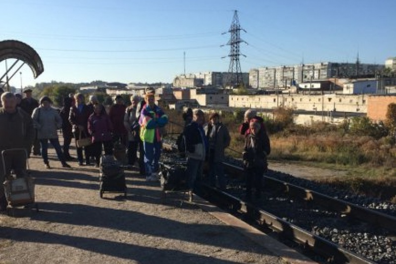 Сумчане перекрыли железную дорогу и остановили поезд