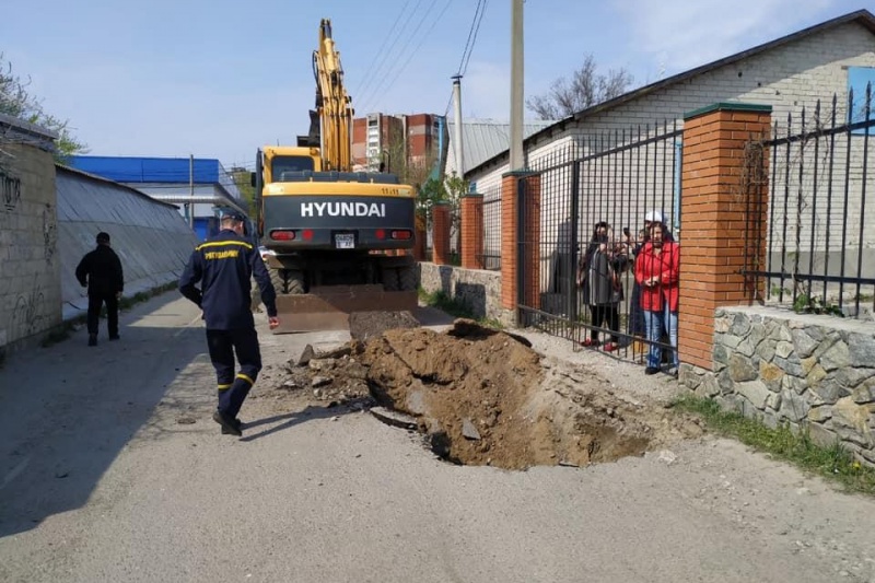 В Днепре вокруг храма, где кормили 300 человек с одной ложки, разрыли траншею